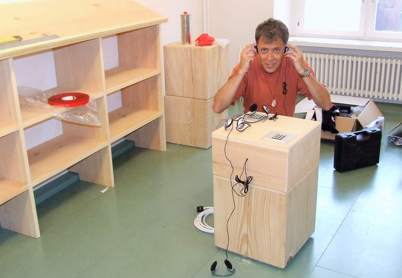 Erstes Probehören einer Audiostation für die Ausstellung "Doppelzunge" im Dichter- und Stadt-Museum Liestal