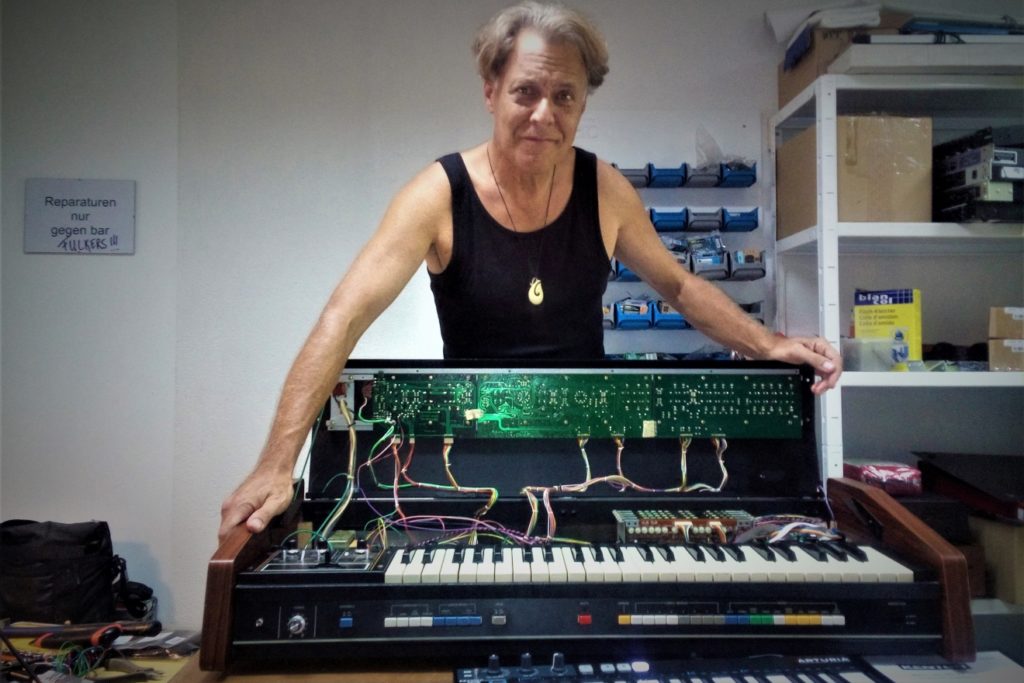 Ein ROLAND, Jupiter 4 sythesizer, geöffnet zum Einbau eines MIDI-Controlers.
